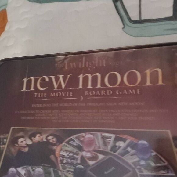NEW TWILIGHT NEW MOON BOARD GAME - Picture 6 of 6